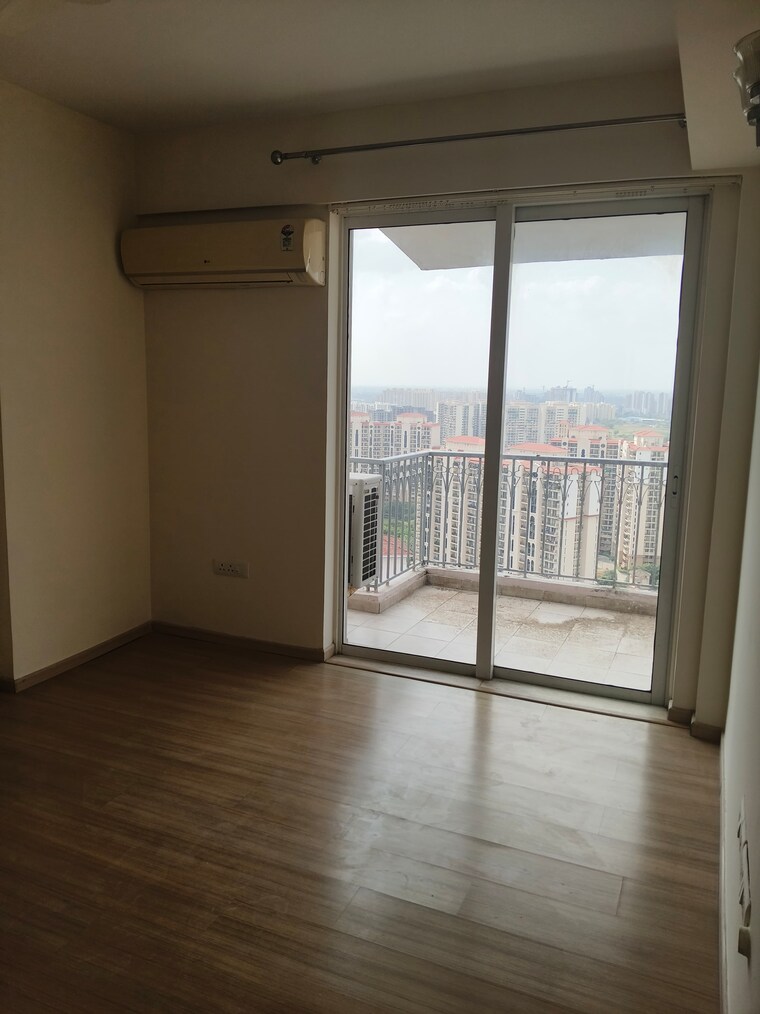 Room, dlf-regal-gardens 3 Bedroom 1818 Sq.Ft. Apartment In Sector 90 Gurgaon 9570236