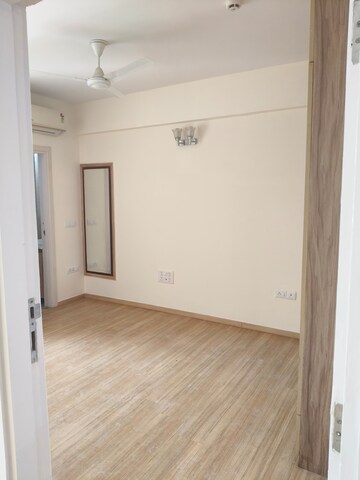 Room in 3 BHK Apartment at DLF Regal Gardens, Sector 90 – for Rent