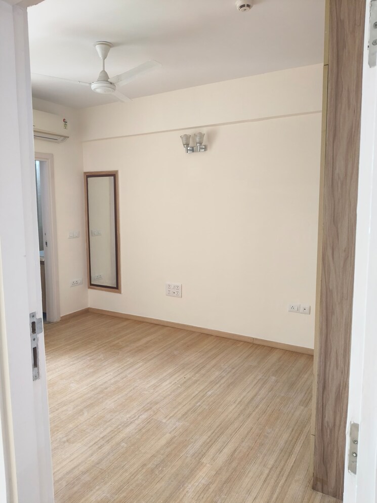 Room, dlf-regal-gardens 3 Bedroom 1818 Sq.Ft. Apartment In Sector 90 Gurgaon 9570236