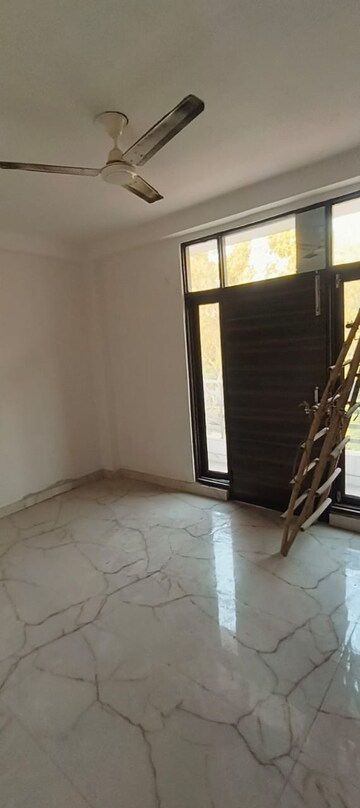 Room in 2 BHK Builder Floor at Mayur Vihar 1 – for Rent