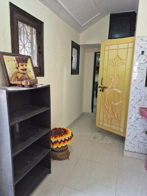 Living Room in 1.5 BHK Apartment at Mayur Vihar 1 – for Rent