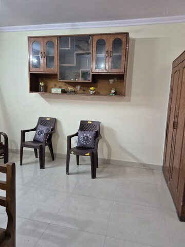 Living Room in 1.5 BHK Apartment at Mayur Vihar 1 – for Rent