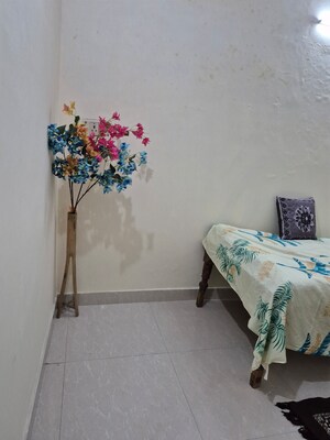 Furnished Amenities in 1.5 BHK Apartment at Mayur Vihar 1 – for Rent