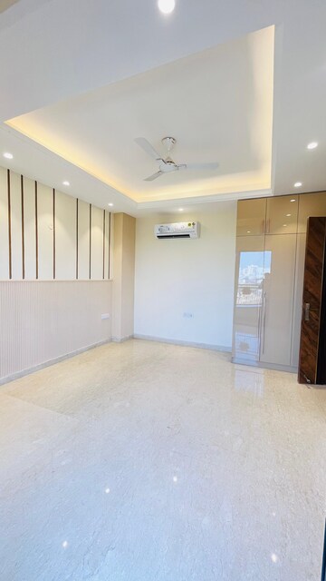 Room in 4 BHK Builder Floor at Mahira Bazaar 63A, Sector 63a – for Sale