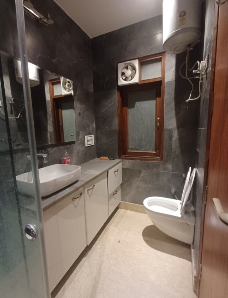 Attached Bathroom, chittaranjan park 3 Bedroom 1700 Sq.Ft. Builder Floor In Chittaranjan Park Delhi 9570330