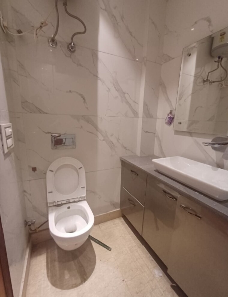 Attached Bathroom, chittaranjan park 3 Bedroom 1700 Sq.Ft. Builder Floor In Chittaranjan Park Delhi 9570330