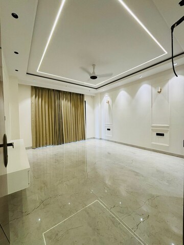 Room in 4 BHK Builder Floor at Ansal Esencia - Amara Villas, Sector 67 – for Sale