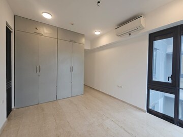 Room in 2 BHK Apartment at Lodha The Park, Worli – for Rent