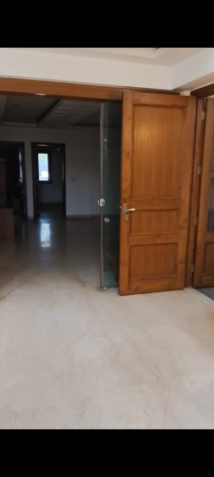 Room, saraswati vihar 3 Bedroom 240 Sq.Yd. Builder Floor In Saraswati Vihar Delhi 9570365