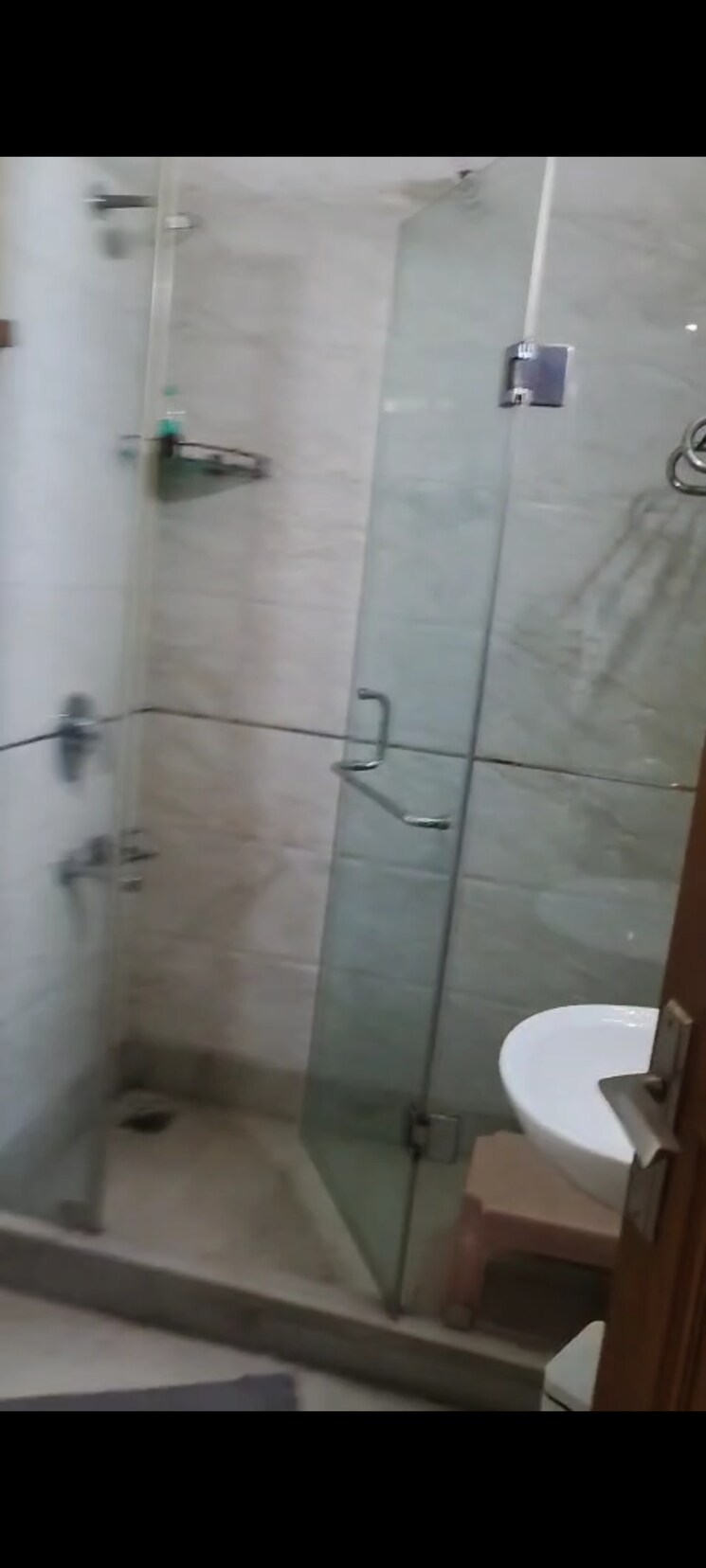 Bathroom, saraswati vihar 3 Bedroom 240 Sq.Yd. Builder Floor In Saraswati Vihar Delhi 9570365