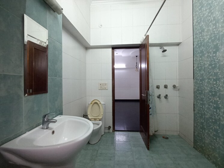 Bathroom, greater kailash i 3 Bedroom 300 Sq.Yd. Builder Floor In Greater Kailash I Delhi 9570481