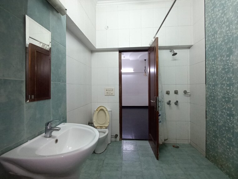 Bathroom, greater kailash i 3 Bedroom 300 Sq.Yd. Builder Floor In Greater Kailash I Delhi 9570481