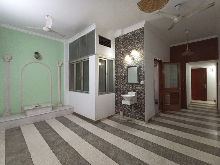 Living Room, greater kailash i 3 Bedroom 300 Sq.Yd. Builder Floor In Greater Kailash I Delhi 9570481