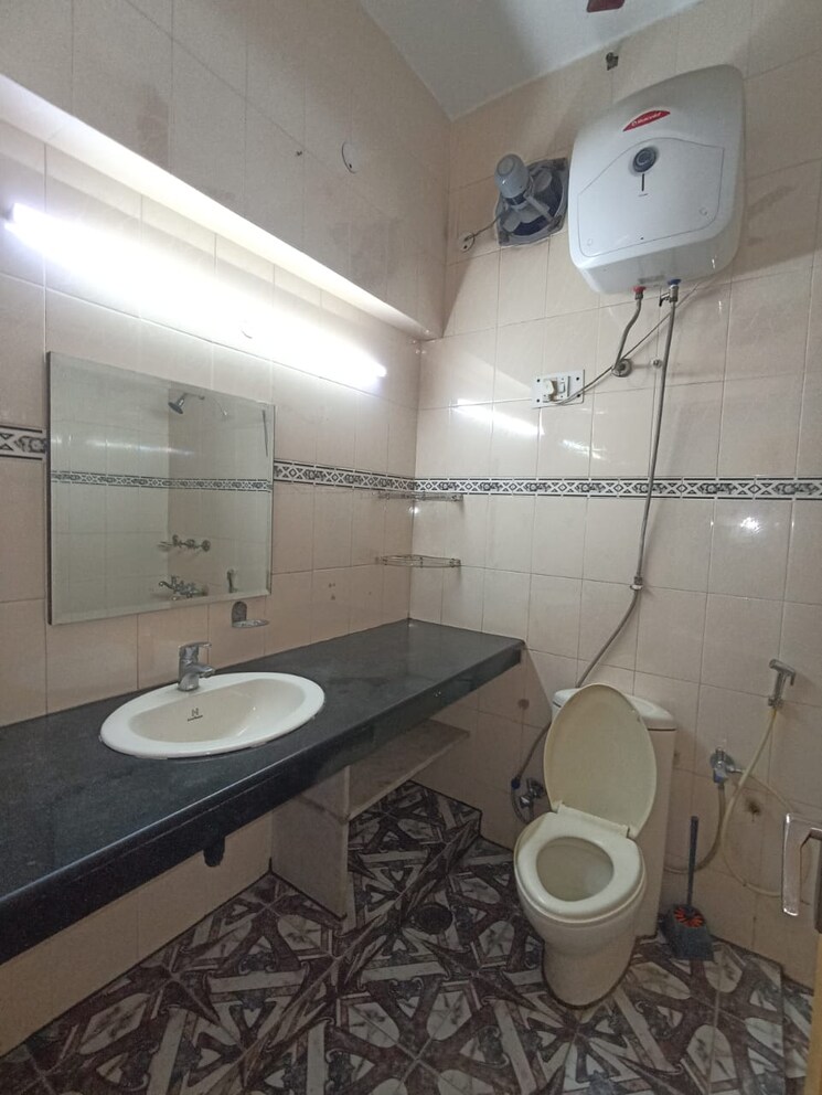 Bathroom, greater kailash i 3 Bedroom 300 Sq.Yd. Builder Floor In Greater Kailash I Delhi 9570481