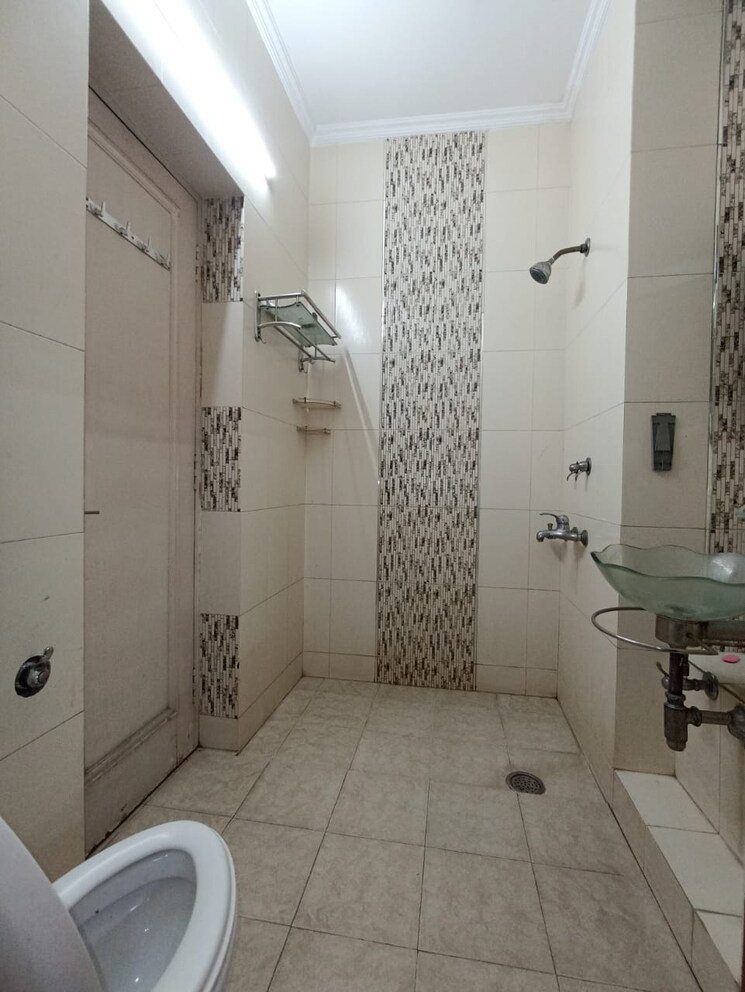 Bathroom, greater kailash i 3 Bedroom 300 Sq.Yd. Builder Floor In Greater Kailash I Delhi 9570481