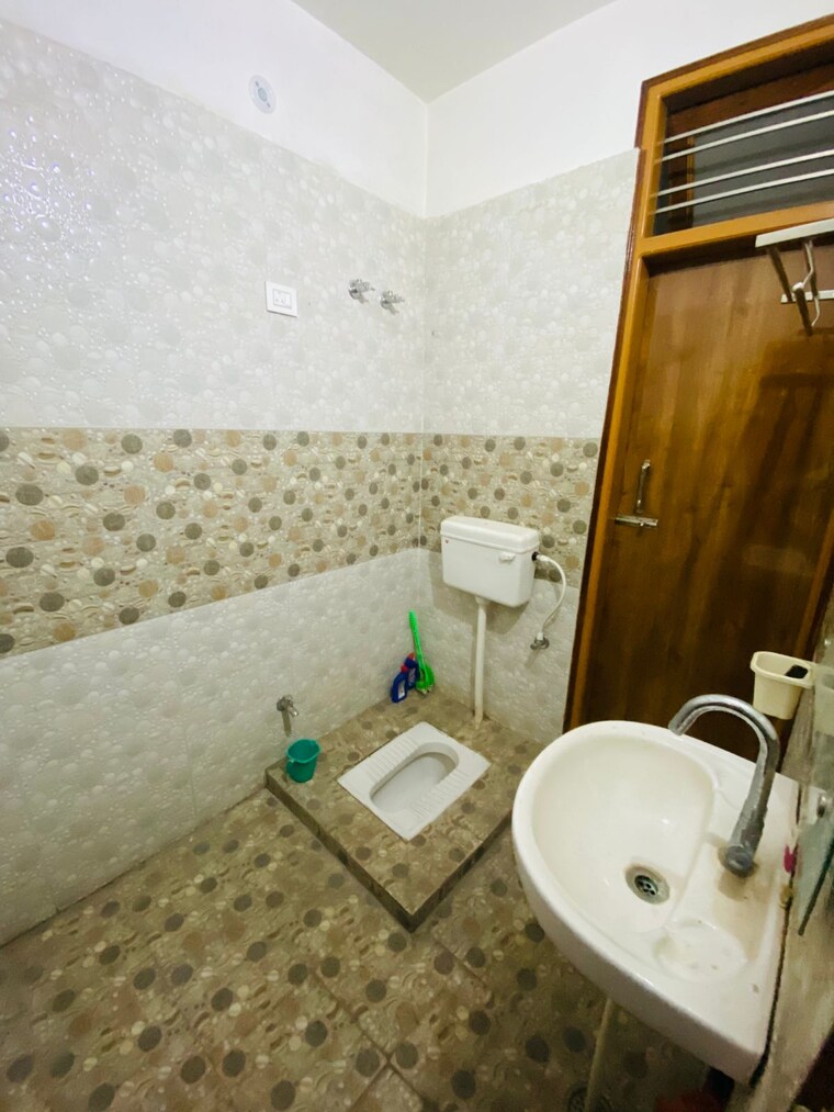 Bathroom, vineet khand Pg For Girls In Vineet Khand 9570486