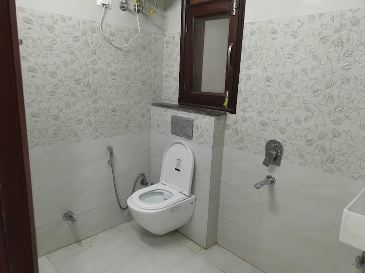 Bathroom, hauz khas 2 Bedroom 200 Sq.Yd. Builder Floor In Hauz Khas Delhi 9570487