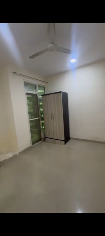 Room in 2.5 BHK Apartment at Gaur City 2 - 12th Avenue, Sector 16c Greater Noida – for Rent