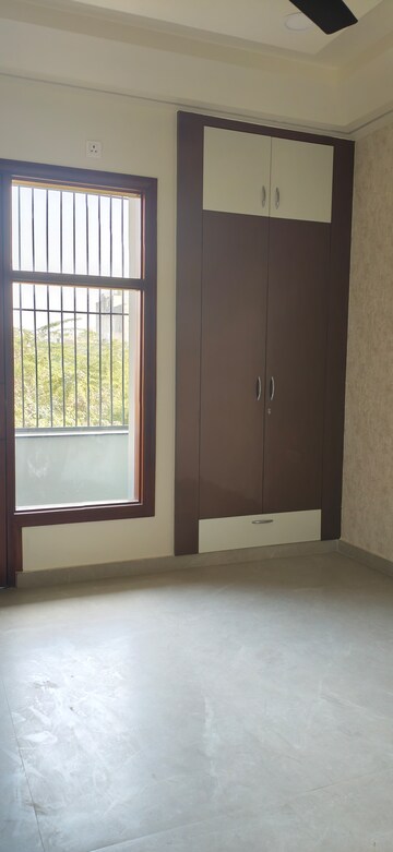 Room in 3 BHK Builder Floor at BPTP District 3, Sector 85 – for Sale