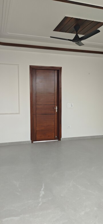 Room in 3 BHK Builder Floor at BPTP District 3, Sector 85 – for Sale