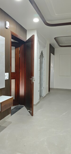 Building Lobby in 3 BHK Builder Floor at BPTP District 3, Sector 85 – for Sale