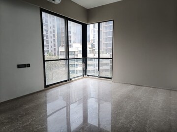 Room in 3 BHK Apartment at Khar West – for Sale