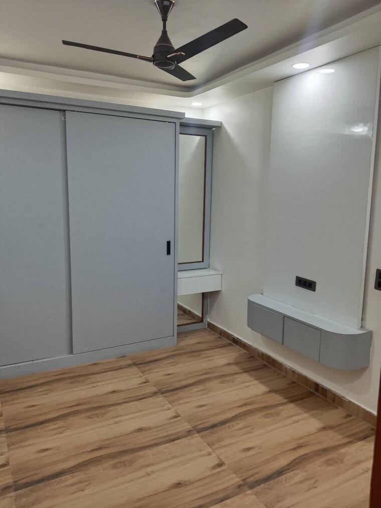 Room, sector 104 3 Bedroom 1400 Sq.Ft. Builder Floor In Sector 104 Noida 9570684