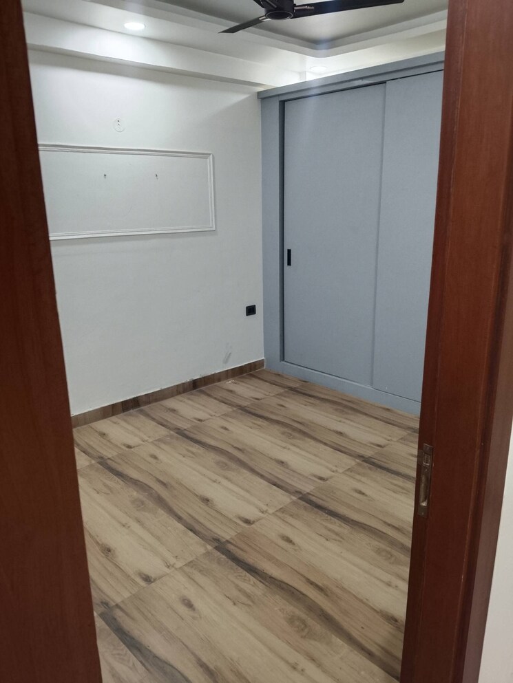 Room, sector 104 3 Bedroom 1400 Sq.Ft. Builder Floor In Sector 104 Noida 9570684