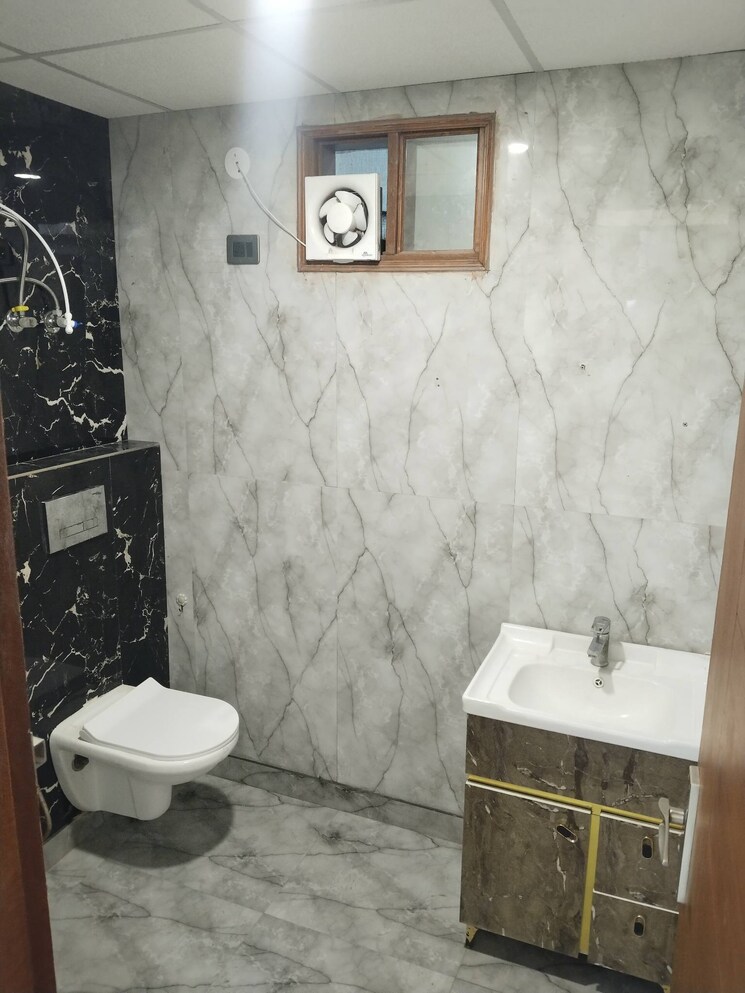 Bathroom, sector 104 3 Bedroom 1400 Sq.Ft. Builder Floor In Sector 104 Noida 9570684