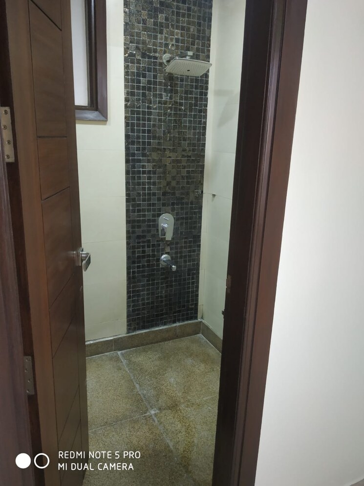 Bathroom, lajpat nagar iii 3 Bedroom 1440 Sq.Ft. Builder Floor In Lajpat Nagar Iii Delhi 9570693