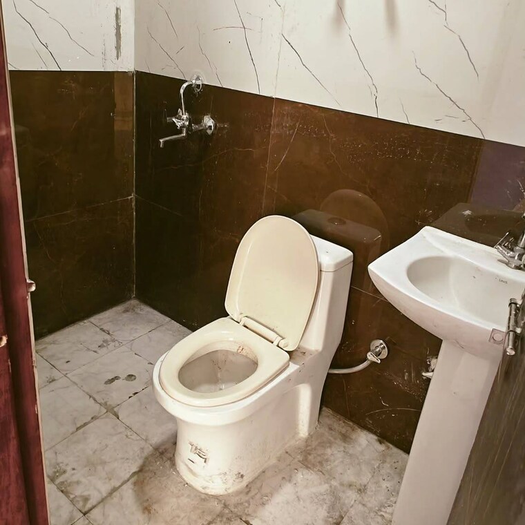 Bathroom, sector 73 2 Bedroom 900 Sq.Ft. Builder Floor In Sector 73 Noida 9570696