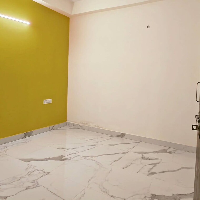 Room, sector 73 2 Bedroom 900 Sq.Ft. Builder Floor In Sector 73 Noida 9570696