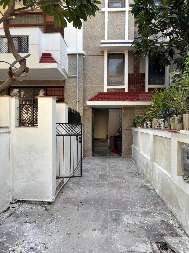 Kitchen, sector 54 3 Bedroom 250 Sq.Yd. Apartment In Sector 54 Gurgaon 9570743