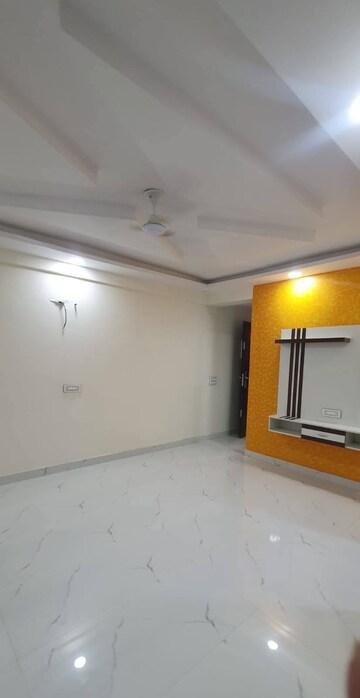 Room in 3 BHK Builder Floor at Sector 104 – for Rent