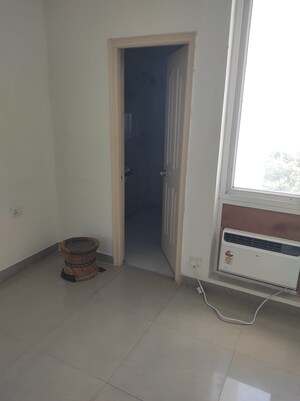 Room in 3 BHK Apartment at Mapsko Paradise, Sector 83 – for Rent