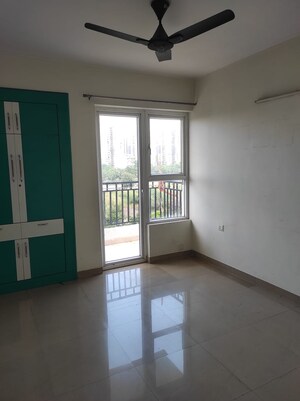 Room in 3 BHK Apartment at Mapsko Paradise, Sector 83 – for Rent