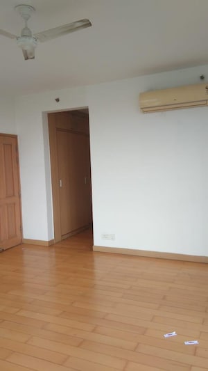 Room in 2.5 BHK Apartment at Jaypee Green Crescent Court, Jaypee Greens – for Sale