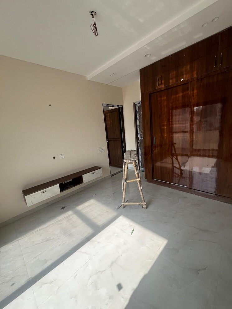 Room, sector 9 panchkula 3 Bedroom 1500 Sq.Ft. Builder Floor In Sector 9 Panchkula Panchkula 9570836