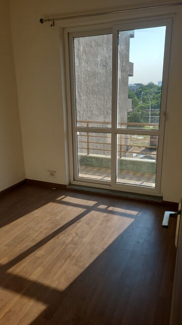 Room in 3 BHK Apartment at BPTP Parkland Pride, Sector 77 – for Rent