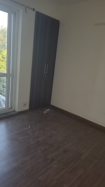 Room in 3 BHK Apartment at BPTP Parkland Pride, Sector 77 – for Rent