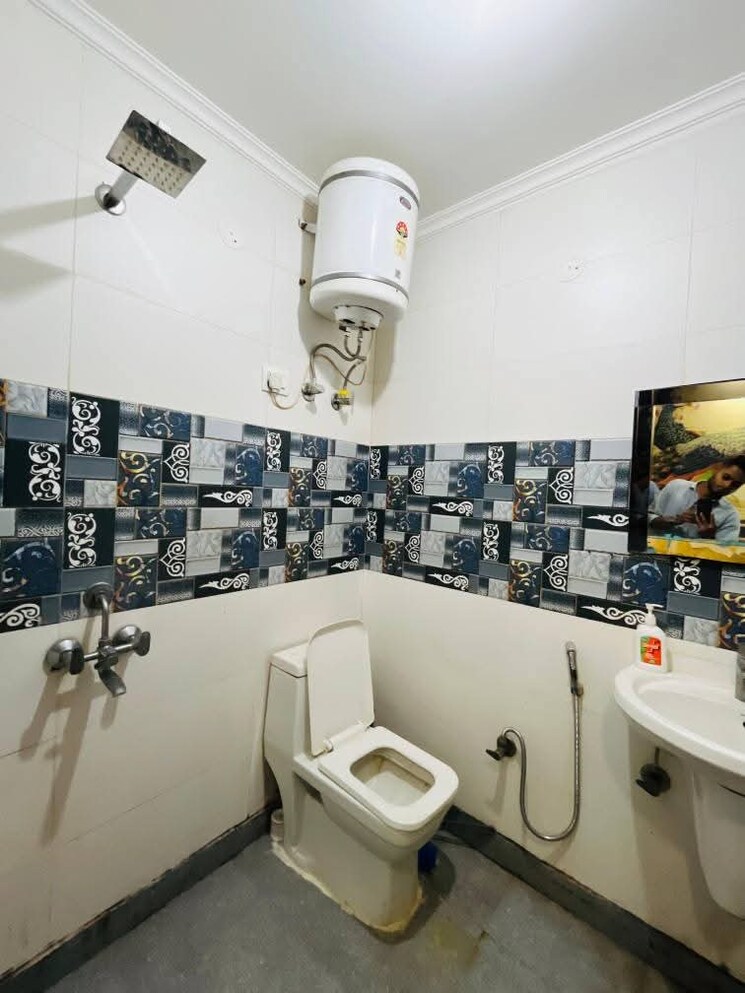Attached Bathroom, paryavaran complex 1 Bedroom 600 Sq.Ft. Apartment In Paryavaran Complex Delhi 9570941