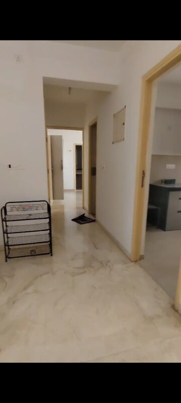 Room in 2.5 BHK Apartment at Hiranandani Paloma, Ghodbunder Road – for Rent