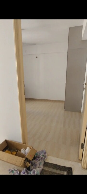 Room in 2.5 BHK Apartment at Hiranandani Paloma, Ghodbunder Road – for Rent