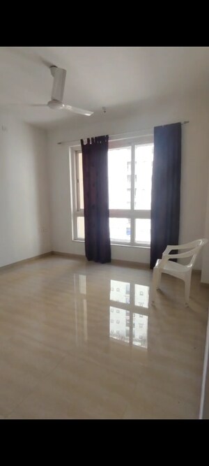 Room in 2.5 BHK Apartment at Hiranandani Paloma, Ghodbunder Road – for Rent