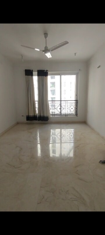 Room in 2.5 BHK Apartment at Hiranandani Paloma, Ghodbunder Road – for Rent