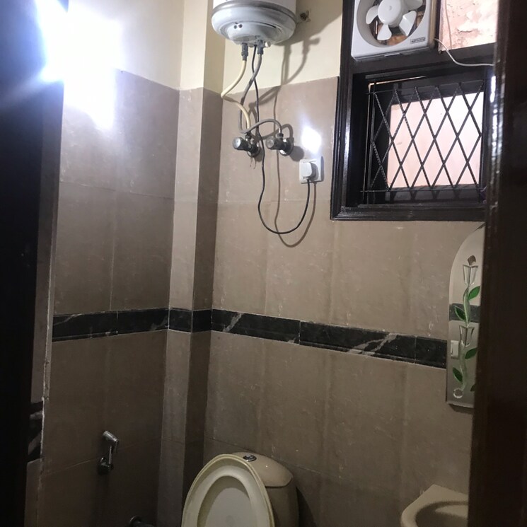 Bathroom, lajpat nagar i 2 Bedroom 900 Sq.Ft. Builder Floor In Lajpat Nagar I Delhi 9571223
