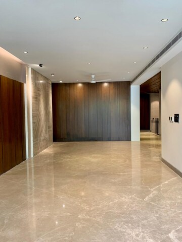 Building Lobby in 4 BHK Villa at Dlf Phase iv – for Rent