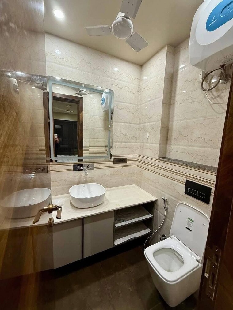 Bathroom, freedom fighters enclave 3 Bedroom 1500 Sq.Ft. Apartment In Freedom Fighters Enclave Delhi 9571225