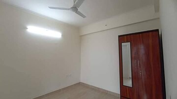 Room in 1 BHK Apartment at Gaur City 2 - 14th Avenue, Sector 16c Greater Noida – for Rent
