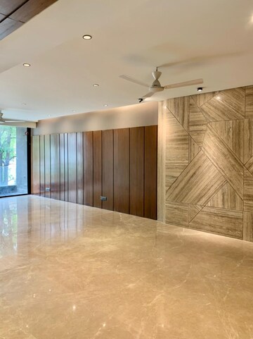 Building Lobby in 4 BHK Villa at Dlf Phase iv – for Rent